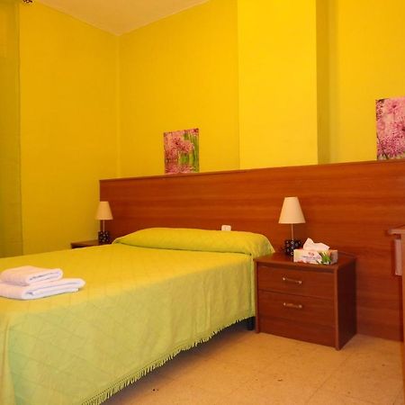 Hotel Pension Mode Лерида Стая снимка