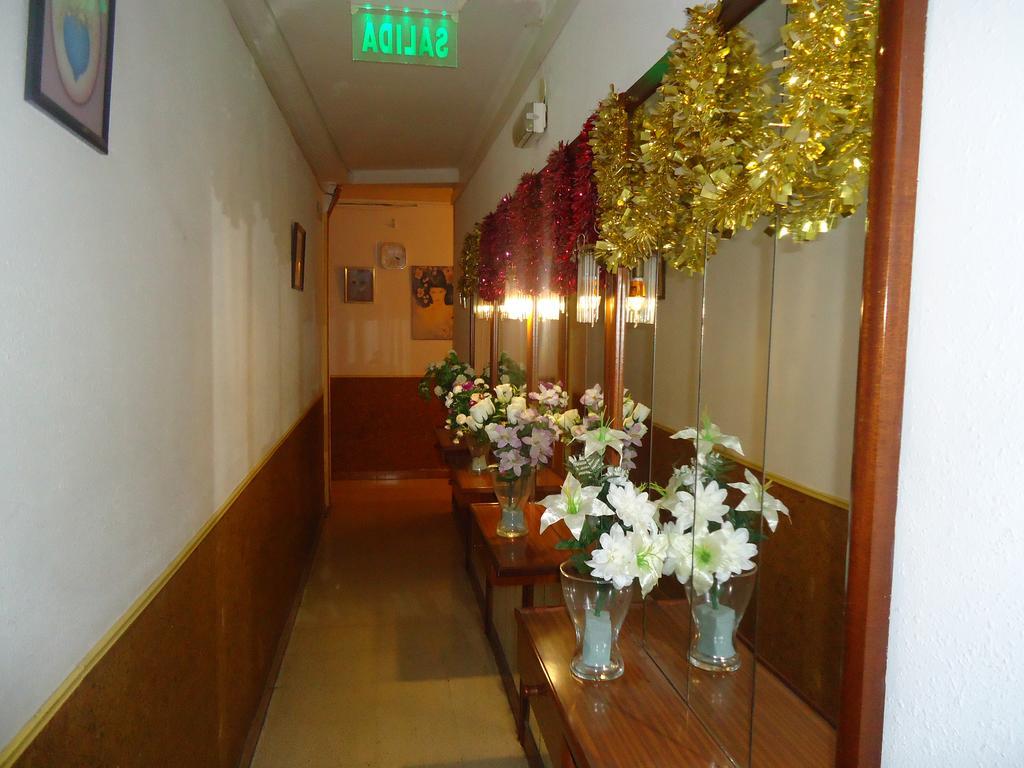 Hotel Pension Mode Лерида Екстериор снимка